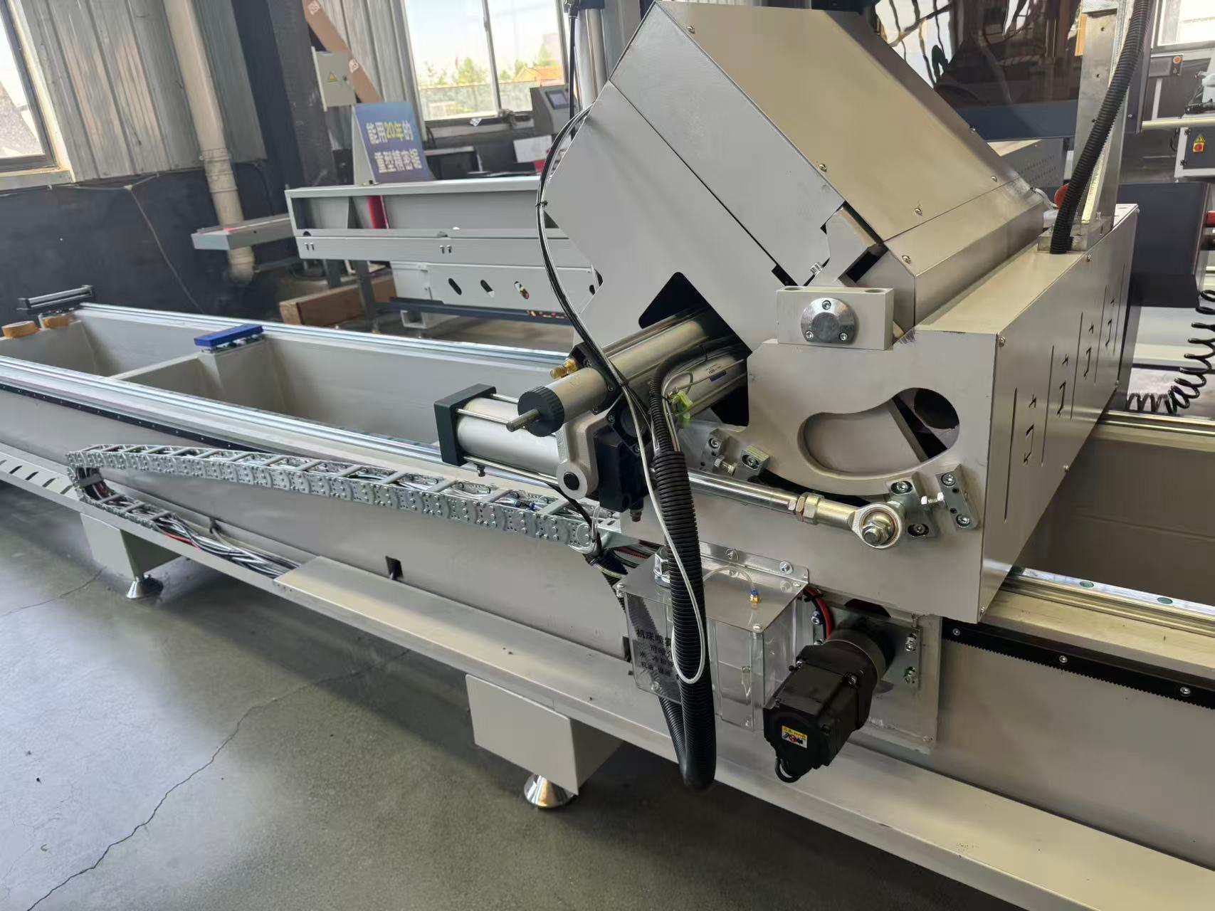550 CNC बाह्य पिव्होट प्रिसिजन मीटर सॉ, 45°/90