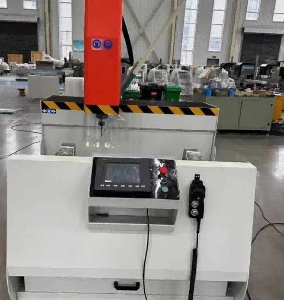 800mm 3-अक्ष उच्च-कडकपणा CNC मशीनिंग केंद्र | उद्देश-औद्योगिक ॲल्युमिनियम एक्सट्रूझन्ससाठी तयार केलेले
