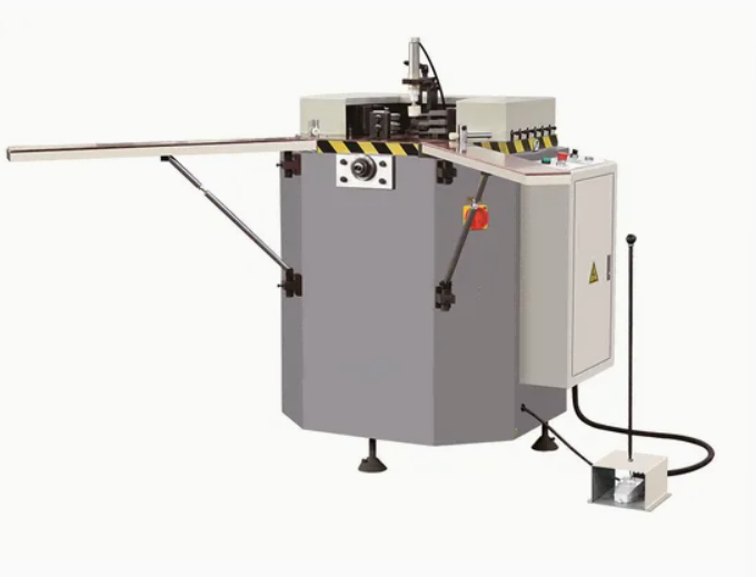 इंडस्ट्रियल ग्रेड 100mm x 3500mm हाय-प्रिसिजन सिंगल हेड ॲल्युमिनियम विंडो आणि डोअर कॉर्नर क्रिम्पर